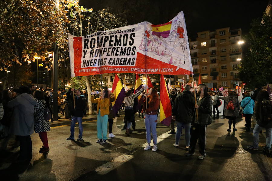 Ha sido una manifestación histórica. Más de 30.000 personas según la Policía Local, hasta 100.000 según las organizadoras. ¿Has estado en la marcha feminista del 8M en Granada? Encuéntrate en las fotos. 
