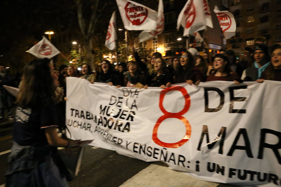 Ha sido una manifestación histórica. Más de 30.000 personas según la Policía Local, hasta 100.000 según las organizadoras. ¿Has estado en la marcha feminista del 8M en Granada? Encuéntrate en las fotos. 