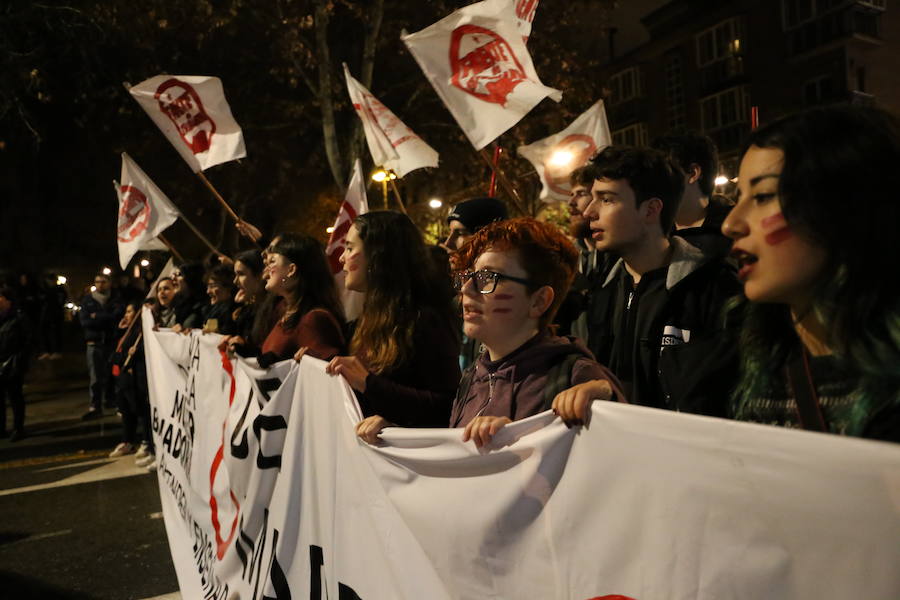 Ha sido una manifestación histórica. Más de 30.000 personas según la Policía Local, hasta 100.000 según las organizadoras. ¿Has estado en la marcha feminista del 8M en Granada? Encuéntrate en las fotos. 