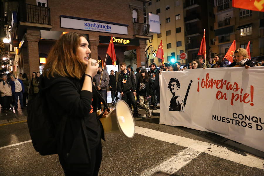 Ha sido una manifestación histórica. Más de 30.000 personas según la Policía Local, hasta 100.000 según las organizadoras. ¿Has estado en la marcha feminista del 8M en Granada? Encuéntrate en las fotos. 