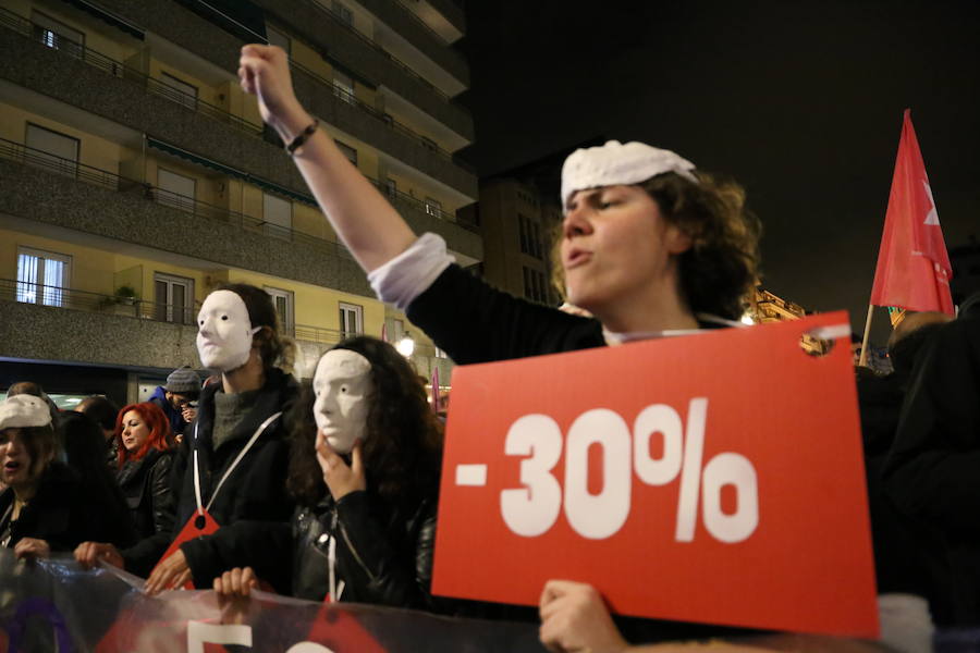 Ha sido una manifestación histórica. Más de 30.000 personas según la Policía Local, hasta 100.000 según las organizadoras. ¿Has estado en la marcha feminista del 8M en Granada? Encuéntrate en las fotos. 