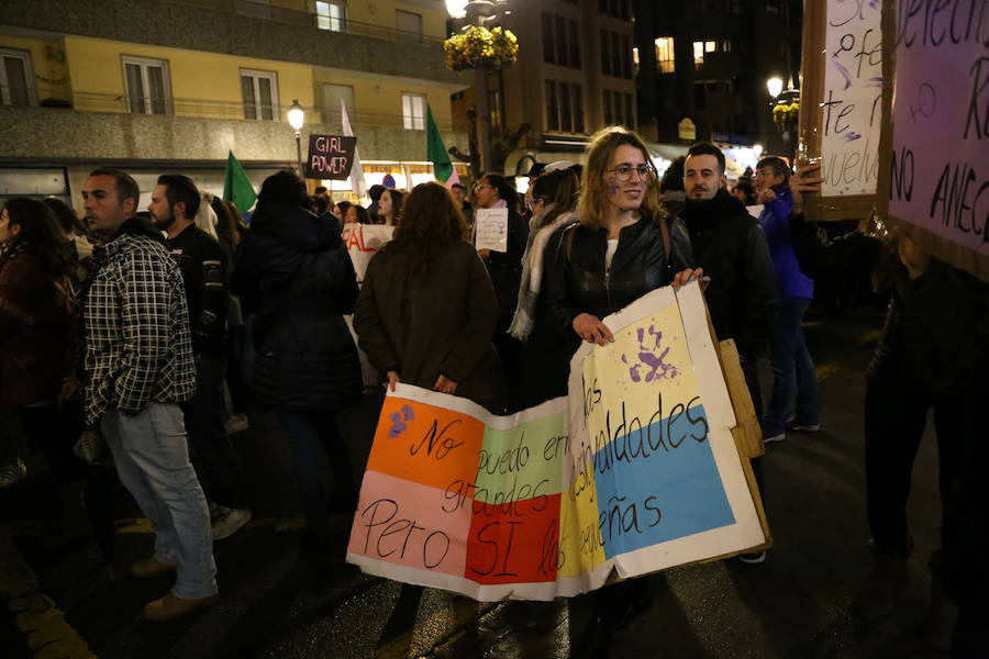 Ha sido una manifestación histórica. Más de 30.000 personas según la Policía Local, hasta 100.000 según las organizadoras. ¿Has estado en la marcha feminista del 8M en Granada? Encuéntrate en las fotos. 