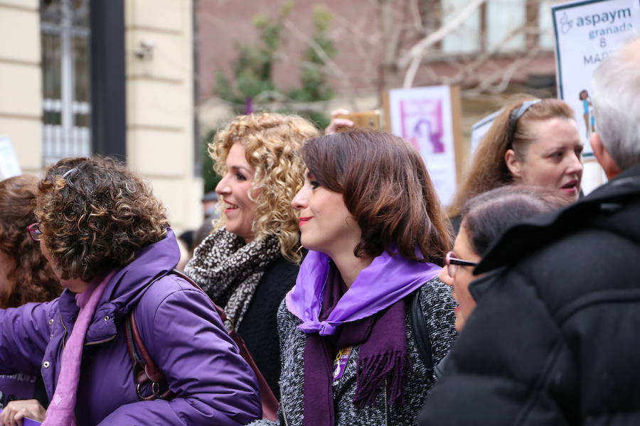 Ha sido una manifestación histórica. Más de 30.000 personas según la Policía Local, hasta 100.000 según las organizadoras. ¿Has estado en la marcha feminista del 8M en Granada? Encuéntrate en las fotos. 