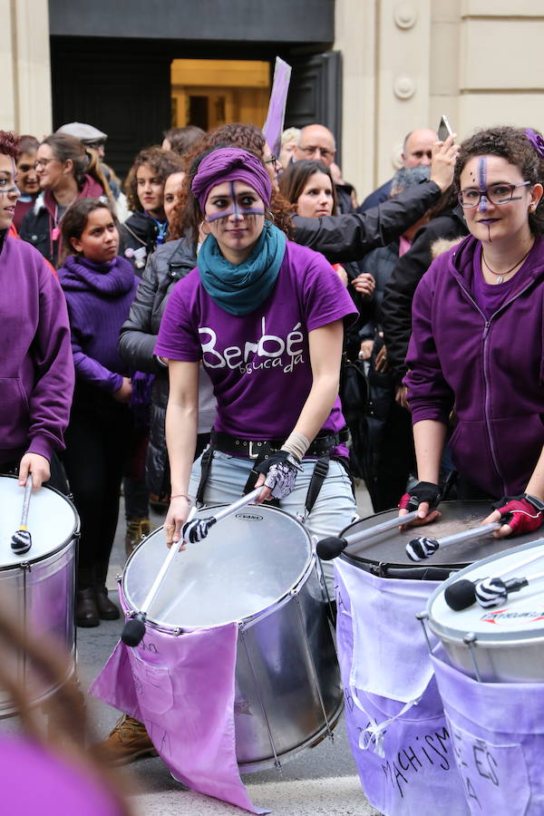 Ha sido una manifestación histórica. Más de 30.000 personas según la Policía Local, hasta 100.000 según las organizadoras. ¿Has estado en la marcha feminista del 8M en Granada? Encuéntrate en las fotos. 