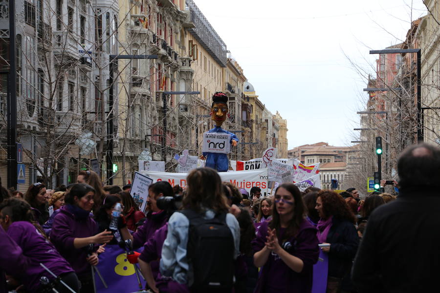 Ha sido una manifestación histórica. Más de 30.000 personas según la Policía Local, hasta 100.000 según las organizadoras. ¿Has estado en la marcha feminista del 8M en Granada? Encuéntrate en las fotos. 