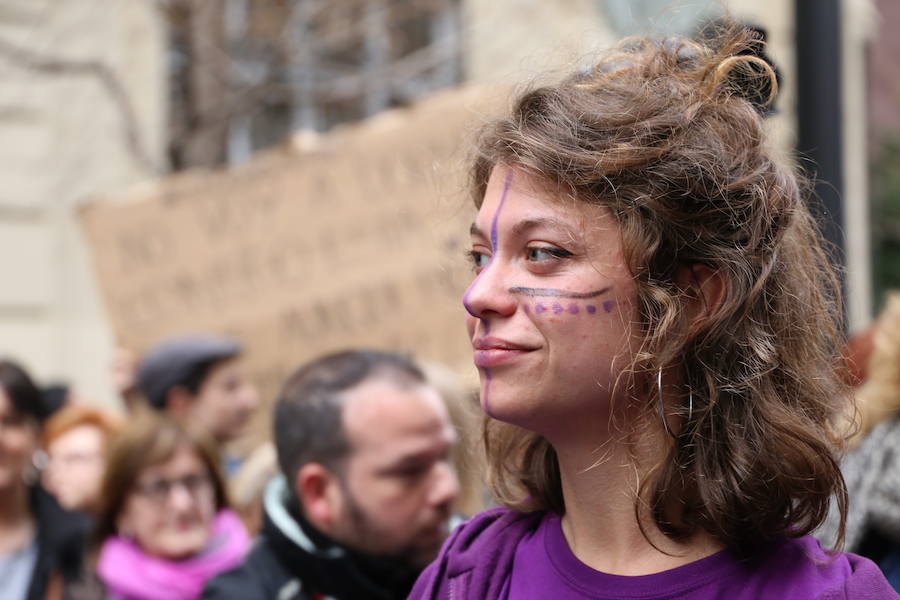 Ha sido una manifestación histórica. Más de 30.000 personas según la Policía Local, hasta 100.000 según las organizadoras. ¿Has estado en la marcha feminista del 8M en Granada? Encuéntrate en las fotos. 