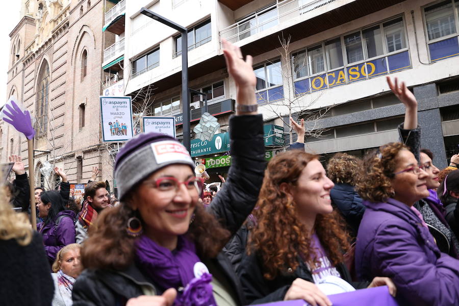 Ha sido una manifestación histórica. Más de 30.000 personas según la Policía Local, hasta 100.000 según las organizadoras. ¿Has estado en la marcha feminista del 8M en Granada? Encuéntrate en las fotos. 