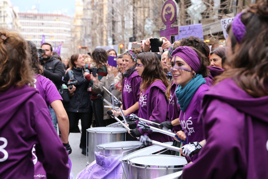 Ha sido una manifestación histórica. Más de 30.000 personas según la Policía Local, hasta 100.000 según las organizadoras. ¿Has estado en la marcha feminista del 8M en Granada? Encuéntrate en las fotos. 