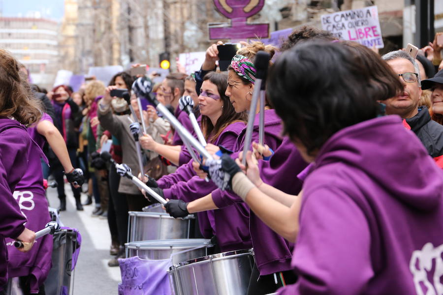 Ha sido una manifestación histórica. Más de 30.000 personas según la Policía Local, hasta 100.000 según las organizadoras. ¿Has estado en la marcha feminista del 8M en Granada? Encuéntrate en las fotos. 