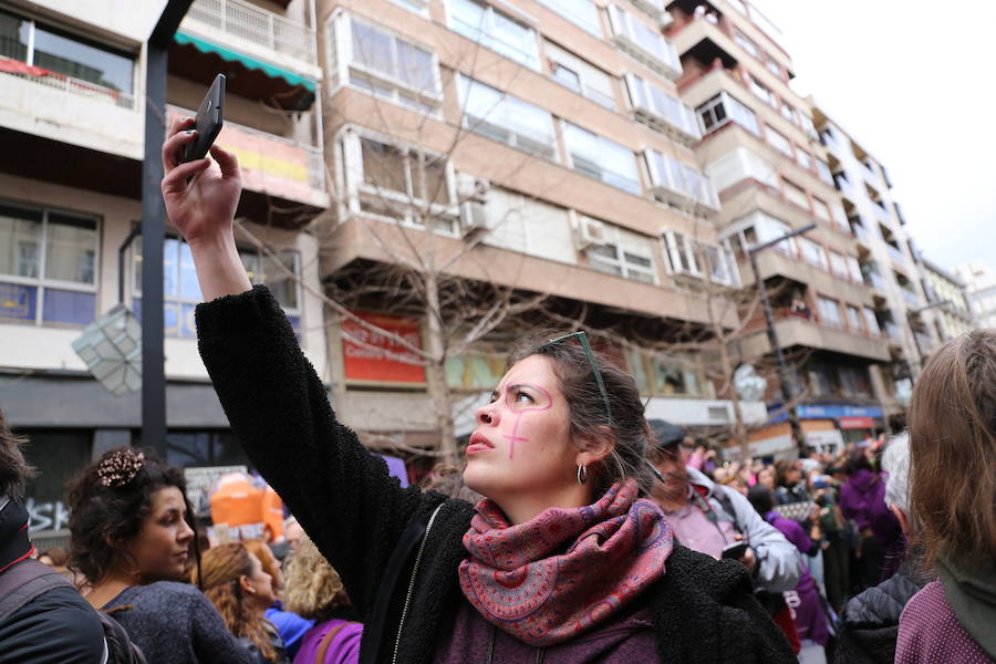 Ha sido una manifestación histórica. Más de 30.000 personas según la Policía Local, hasta 100.000 según las organizadoras. ¿Has estado en la marcha feminista del 8M en Granada? Encuéntrate en las fotos. 