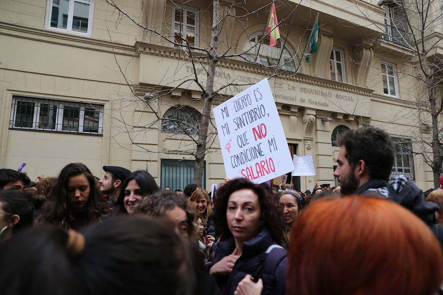 Ha sido una manifestación histórica. Más de 30.000 personas según la Policía Local, hasta 100.000 según las organizadoras. ¿Has estado en la marcha feminista del 8M en Granada? Encuéntrate en las fotos. 