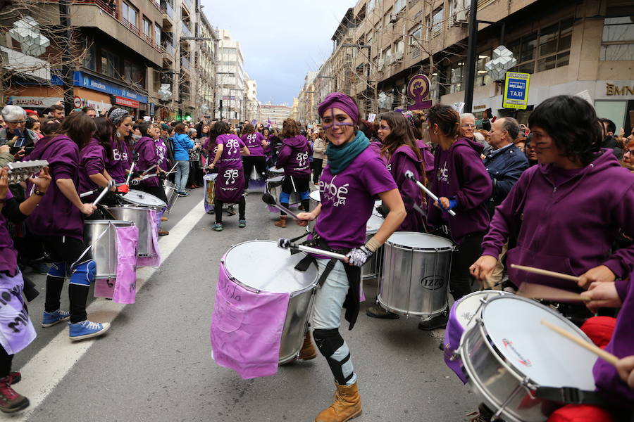 Ha sido una manifestación histórica. Más de 30.000 personas según la Policía Local, hasta 100.000 según las organizadoras. ¿Has estado en la marcha feminista del 8M en Granada? Encuéntrate en las fotos. 