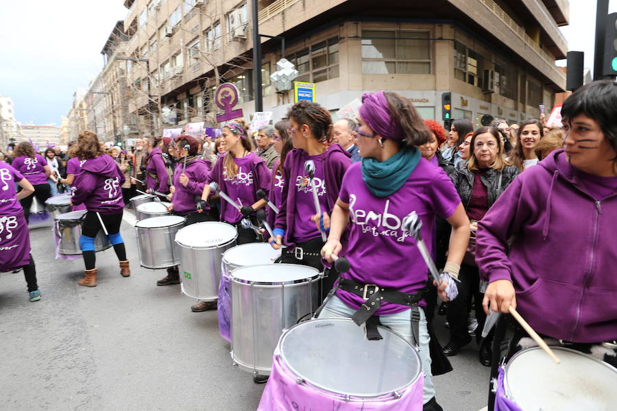 Ha sido una manifestación histórica. Más de 30.000 personas según la Policía Local, hasta 100.000 según las organizadoras. ¿Has estado en la marcha feminista del 8M en Granada? Encuéntrate en las fotos. 