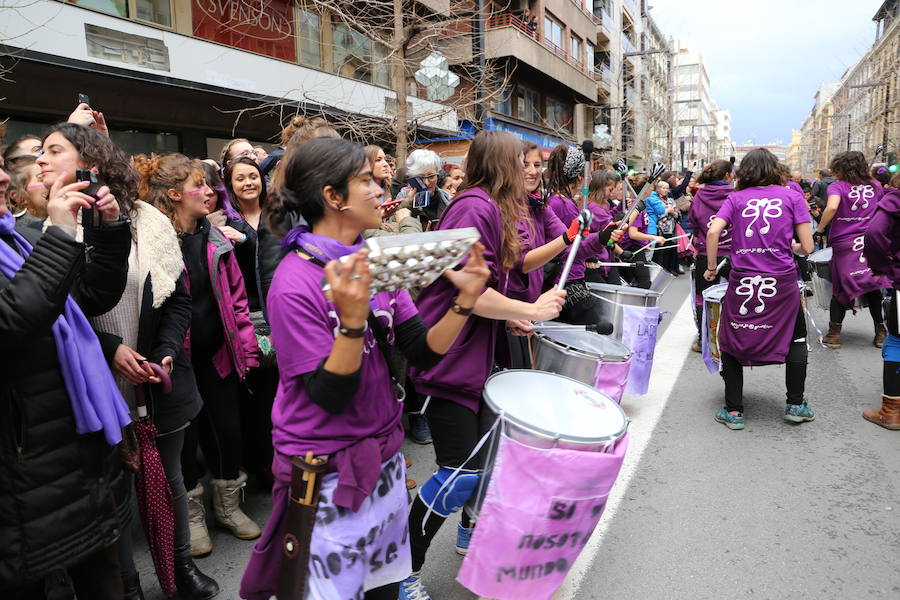 Ha sido una manifestación histórica. Más de 30.000 personas según la Policía Local, hasta 100.000 según las organizadoras. ¿Has estado en la marcha feminista del 8M en Granada? Encuéntrate en las fotos. 