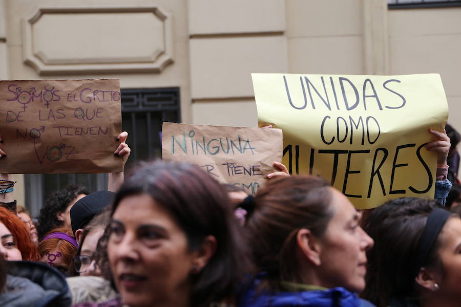 Ha sido una manifestación histórica. Más de 30.000 personas según la Policía Local, hasta 100.000 según las organizadoras. ¿Has estado en la marcha feminista del 8M en Granada? Encuéntrate en las fotos. 
