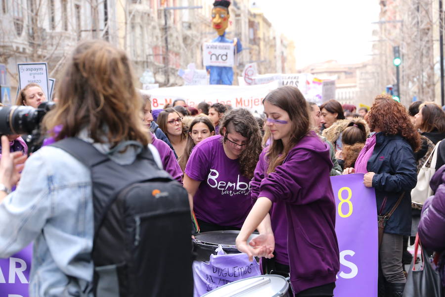Ha sido una manifestación histórica. Más de 30.000 personas según la Policía Local, hasta 100.000 según las organizadoras. ¿Has estado en la marcha feminista del 8M en Granada? Encuéntrate en las fotos. 