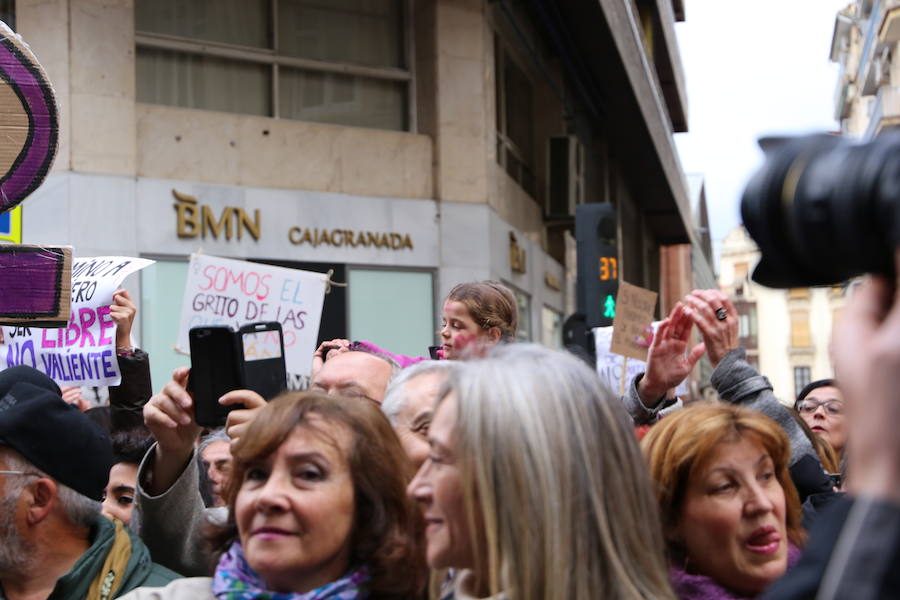 Ha sido una manifestación histórica. Más de 30.000 personas según la Policía Local, hasta 100.000 según las organizadoras. ¿Has estado en la marcha feminista del 8M en Granada? Encuéntrate en las fotos. 