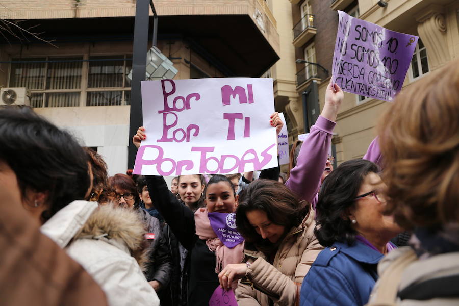 Ha sido una manifestación histórica. Más de 30.000 personas según la Policía Local, hasta 100.000 según las organizadoras. ¿Has estado en la marcha feminista del 8M en Granada? Encuéntrate en las fotos. 