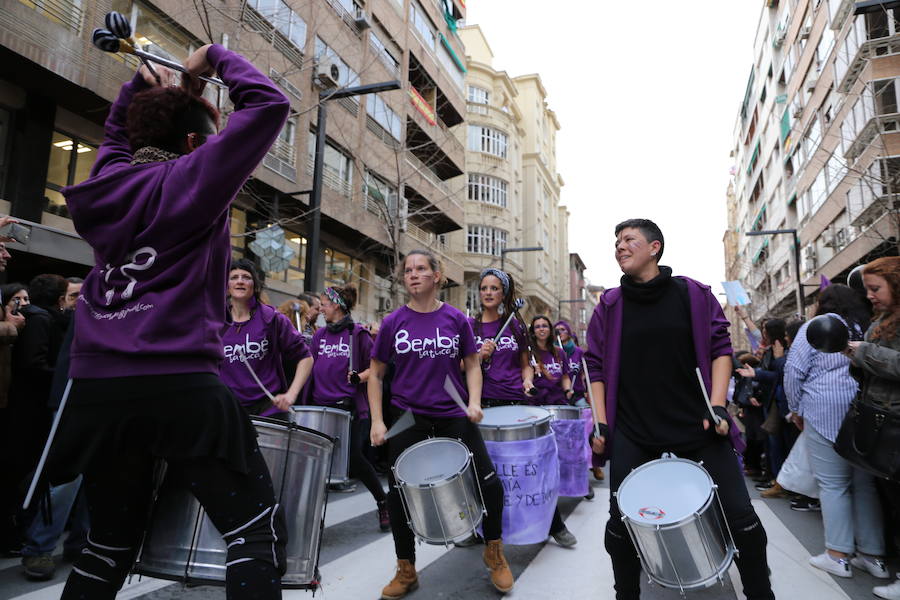 Ha sido una manifestación histórica. Más de 30.000 personas según la Policía Local, hasta 100.000 según las organizadoras. ¿Has estado en la marcha feminista del 8M en Granada? Encuéntrate en las fotos. 