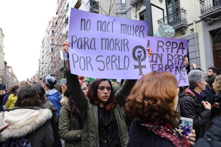 Ha sido una manifestación histórica. Más de 30.000 personas según la Policía Local, hasta 100.000 según las organizadoras. ¿Has estado en la marcha feminista del 8M en Granada? Encuéntrate en las fotos. 