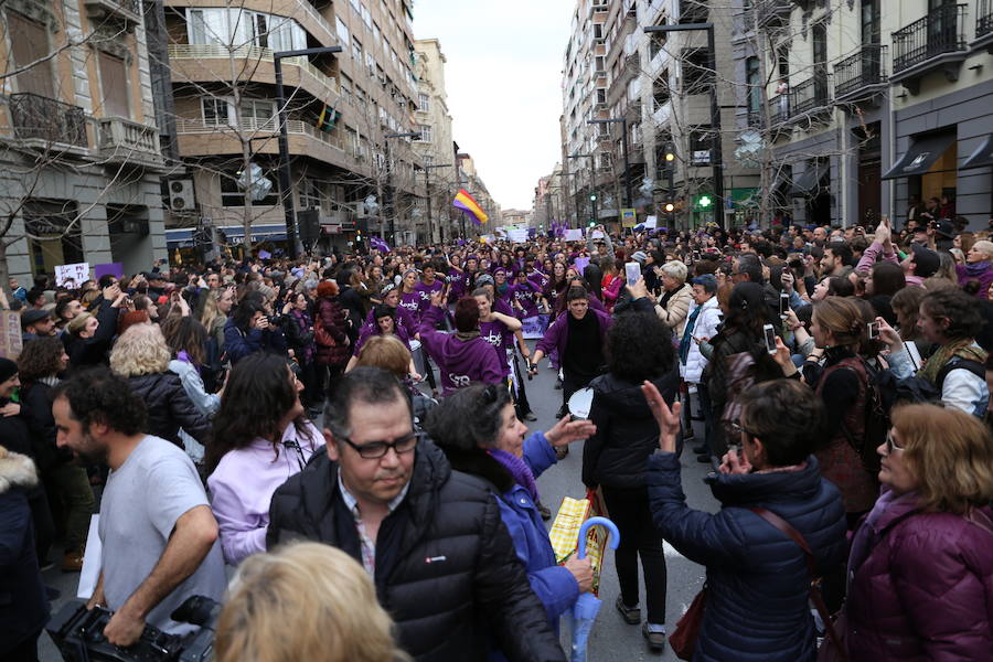 Ha sido una manifestación histórica. Más de 30.000 personas según la Policía Local, hasta 100.000 según las organizadoras. ¿Has estado en la marcha feminista del 8M en Granada? Encuéntrate en las fotos. 