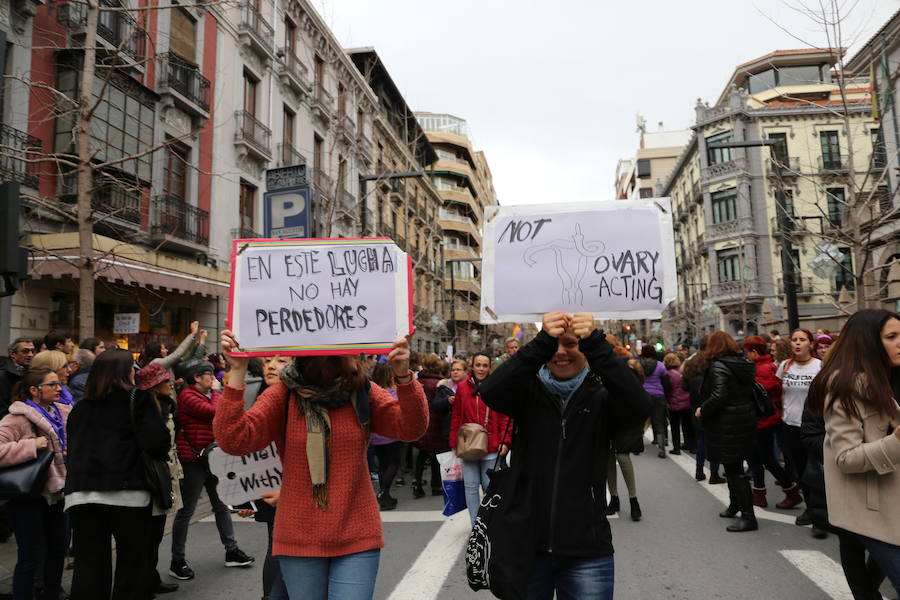 Ha sido una manifestación histórica. Más de 30.000 personas según la Policía Local, hasta 100.000 según las organizadoras. ¿Has estado en la marcha feminista del 8M en Granada? Encuéntrate en las fotos. 