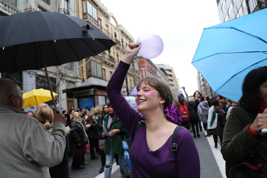 Ha sido una manifestación histórica. Más de 30.000 personas según la Policía Local, hasta 100.000 según las organizadoras. ¿Has estado en la marcha feminista del 8M en Granada? Encuéntrate en las fotos. 