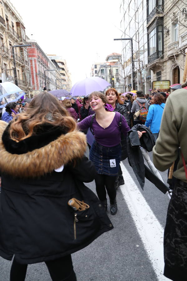 Ha sido una manifestación histórica. Más de 30.000 personas según la Policía Local, hasta 100.000 según las organizadoras. ¿Has estado en la marcha feminista del 8M en Granada? Encuéntrate en las fotos. 