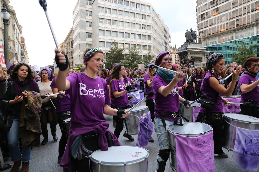 Ha sido una manifestación histórica. Más de 30.000 personas según la Policía Local, hasta 100.000 según las organizadoras. ¿Has estado en la marcha feminista del 8M en Granada? Encuéntrate en las fotos. 