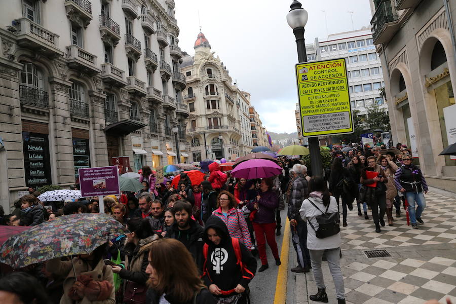 Ha sido una manifestación histórica. Más de 30.000 personas según la Policía Local, hasta 100.000 según las organizadoras. ¿Has estado en la marcha feminista del 8M en Granada? Encuéntrate en las fotos. 