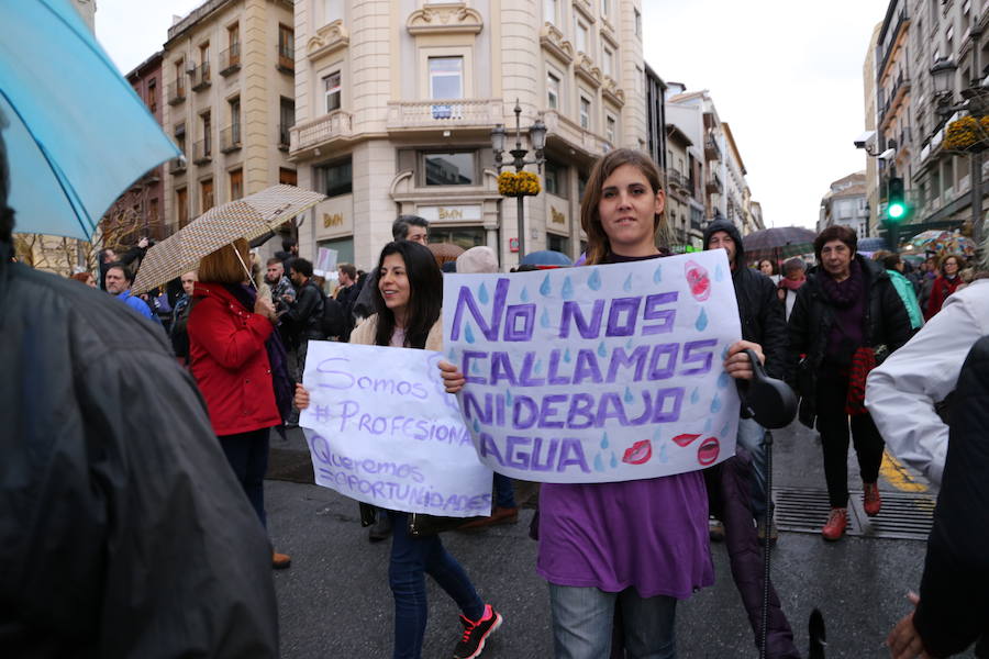 Ha sido una manifestación histórica. Más de 30.000 personas según la Policía Local, hasta 100.000 según las organizadoras. ¿Has estado en la marcha feminista del 8M en Granada? Encuéntrate en las fotos. 