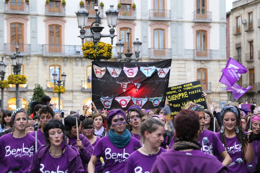 Ha sido una manifestación histórica. Más de 30.000 personas según la Policía Local, hasta 100.000 según las organizadoras. ¿Has estado en la marcha feminista del 8M en Granada? Encuéntrate en las fotos. 