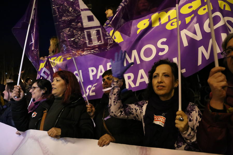 Ha sido una manifestación histórica. Más de 30.000 personas según la Policía Local, hasta 100.000 según las organizadoras. ¿Has estado en la marcha feminista del 8M en Granada? Encuéntrate en las fotos. 