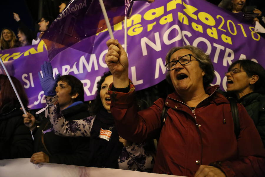 Ha sido una manifestación histórica. Más de 30.000 personas según la Policía Local, hasta 100.000 según las organizadoras. ¿Has estado en la marcha feminista del 8M en Granada? Encuéntrate en las fotos. 