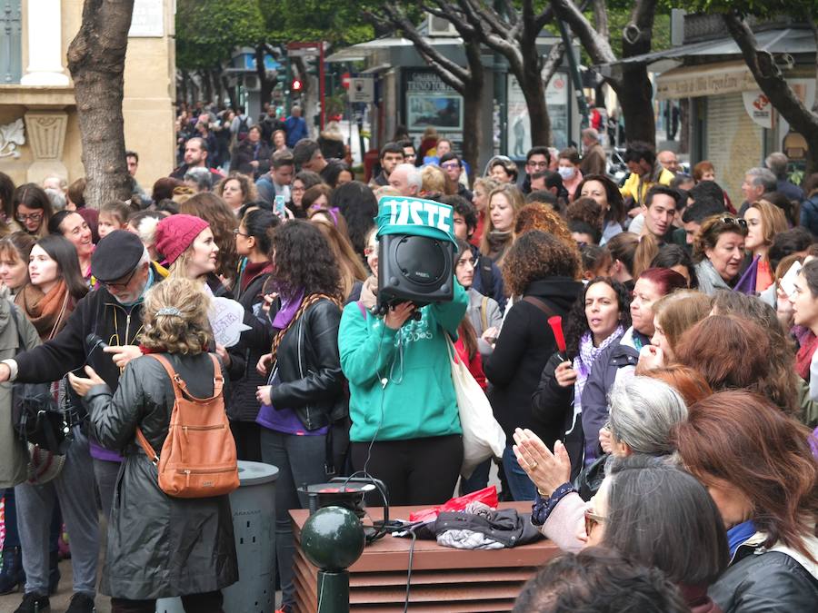 El comercio funciona en el centro de la capital a medio gas mientras que centenares de manifestantes, la mayoría jóvenes, se concentran en la plaza de Juan Cassinello para exigir la ruptura del techo de cristal y contra la violencia de género