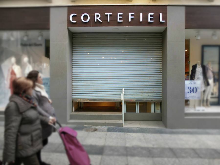 El comercio funciona en el centro de la capital a medio gas mientras que centenares de manifestantes, la mayoría jóvenes, se concentran en la plaza de Juan Cassinello para exigir la ruptura del techo de cristal y contra la violencia de género