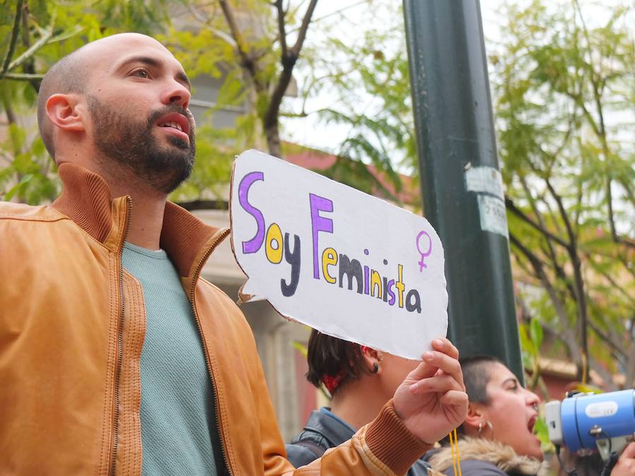 El comercio funciona en el centro de la capital a medio gas mientras que centenares de manifestantes, la mayoría jóvenes, se concentran en la plaza de Juan Cassinello para exigir la ruptura del techo de cristal y contra la violencia de género