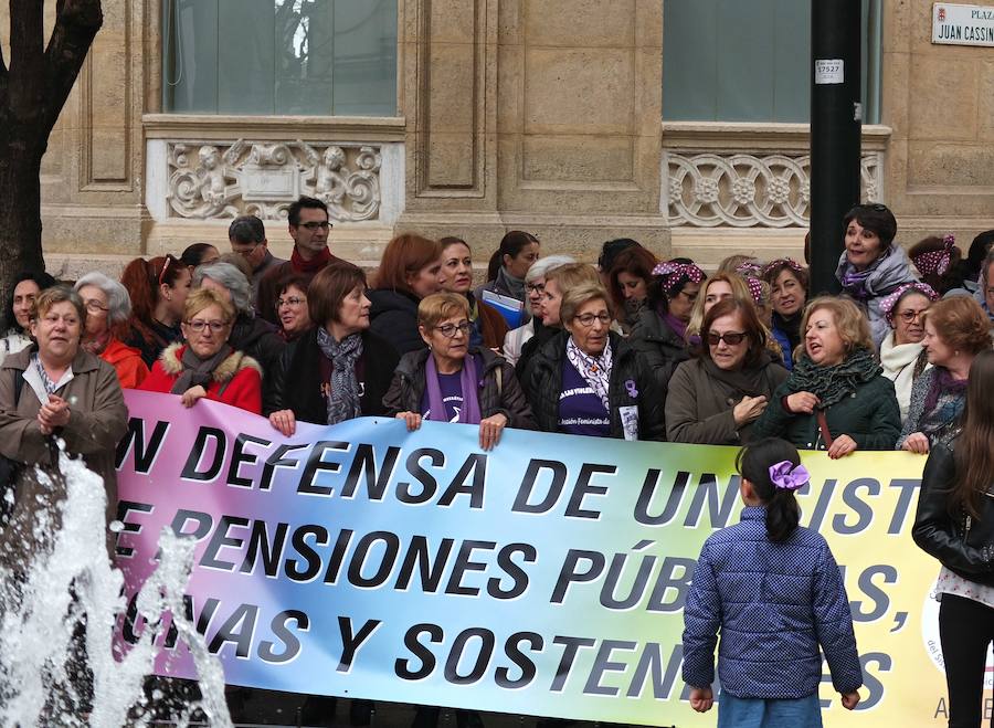 El comercio funciona en el centro de la capital a medio gas mientras que centenares de manifestantes, la mayoría jóvenes, se concentran en la plaza de Juan Cassinello para exigir la ruptura del techo de cristal y contra la violencia de género