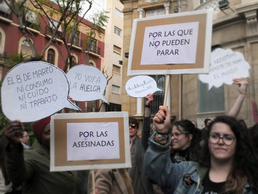 El comercio funciona en el centro de la capital a medio gas mientras que centenares de manifestantes, la mayoría jóvenes, se concentran en la plaza de Juan Cassinello para exigir la ruptura del techo de cristal y contra la violencia de género