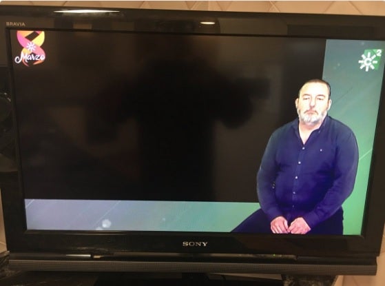 Canal Sur, en negro por la huelga feminista pero el traductor de lengua de signos sigue en su puesto