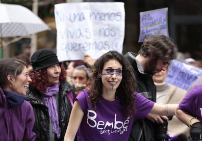 Imagen secundaria 1 - En directo: &quot;Las mujeres de Granada nos hemos echado a la calle en una movillización histórica para decir hasta aquí hemos llegado&quot;