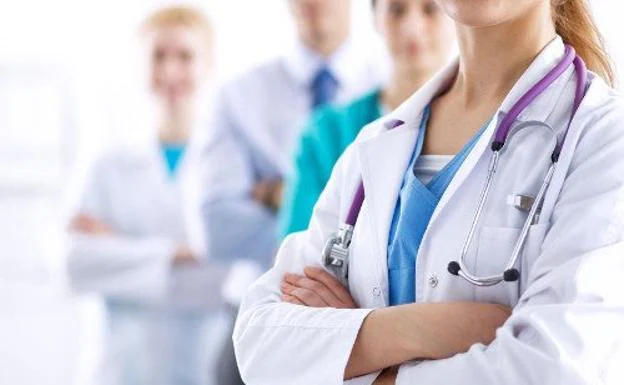 Un grupo de médicos escribe una carta de protesta porque cobran demasiado: «Nuestras enfermeras lo necesitan más...»