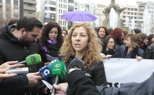 Las trabajadoras del periodismo y la comunicación que apoyan y se suman a la huelga feminista del 8 de marzo realizan la lectura del manifiesto que han suscrito más de 7.000 mujeres periodistas en toda España, en la Fuente de las Batallas.