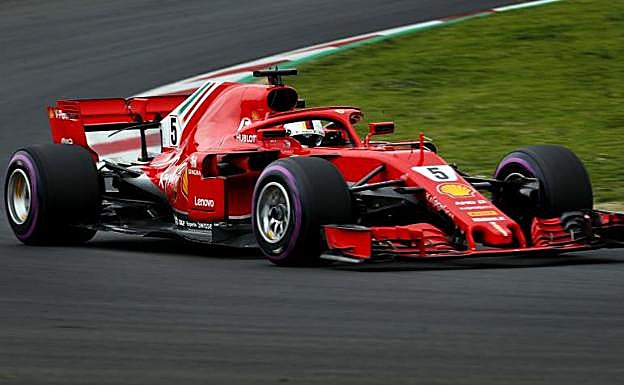 Sebastian Vettel rueda sobre el trazado con su Ferrari. 
