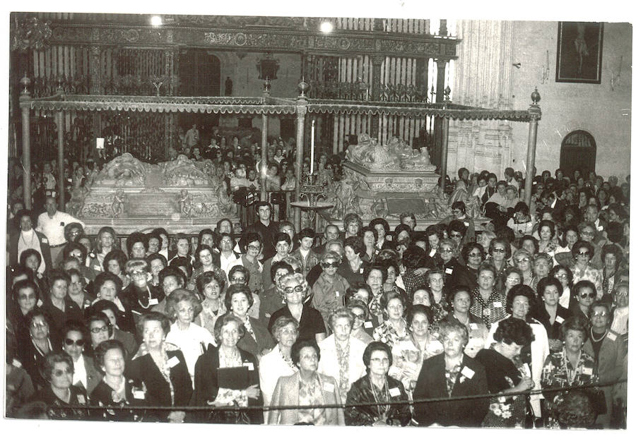 En 1975 se celebraron en Granada las II Jornadas Nacionales de Amas de Casa que reunió en la capital a más de un millar de mujeres. En la imagen, visitan la Capilla Real.