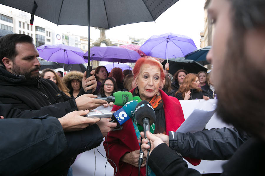 Un centenar de mujeres periodistas se han concentrado hoy en Granada para dar lectura a un manifiesto nacional suscrito por más de 7.000 profesionales del sector en el que denuncian situaciones que afectan a éste y otros colectivos como la precariedad, la inseguridad laboral o la brecha salarial. Durante la concentración, presidida por una pancarta con el lema 'Las periodistas paramos', han sido varias las profesionales que han dado lectura al escrito, entre ellas la periodista Rosa María Calaf 