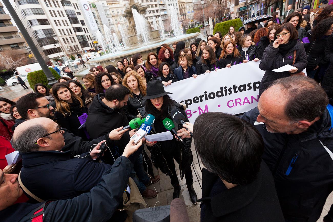 Un centenar de mujeres periodistas se han concentrado hoy en Granada para dar lectura a un manifiesto nacional suscrito por más de 7.000 profesionales del sector en el que denuncian situaciones que afectan a éste y otros colectivos como la precariedad, la inseguridad laboral o la brecha salarial. Durante la concentración, presidida por una pancarta con el lema 'Las periodistas paramos', han sido varias las profesionales que han dado lectura al escrito, entre ellas la periodista Rosa María Calaf 