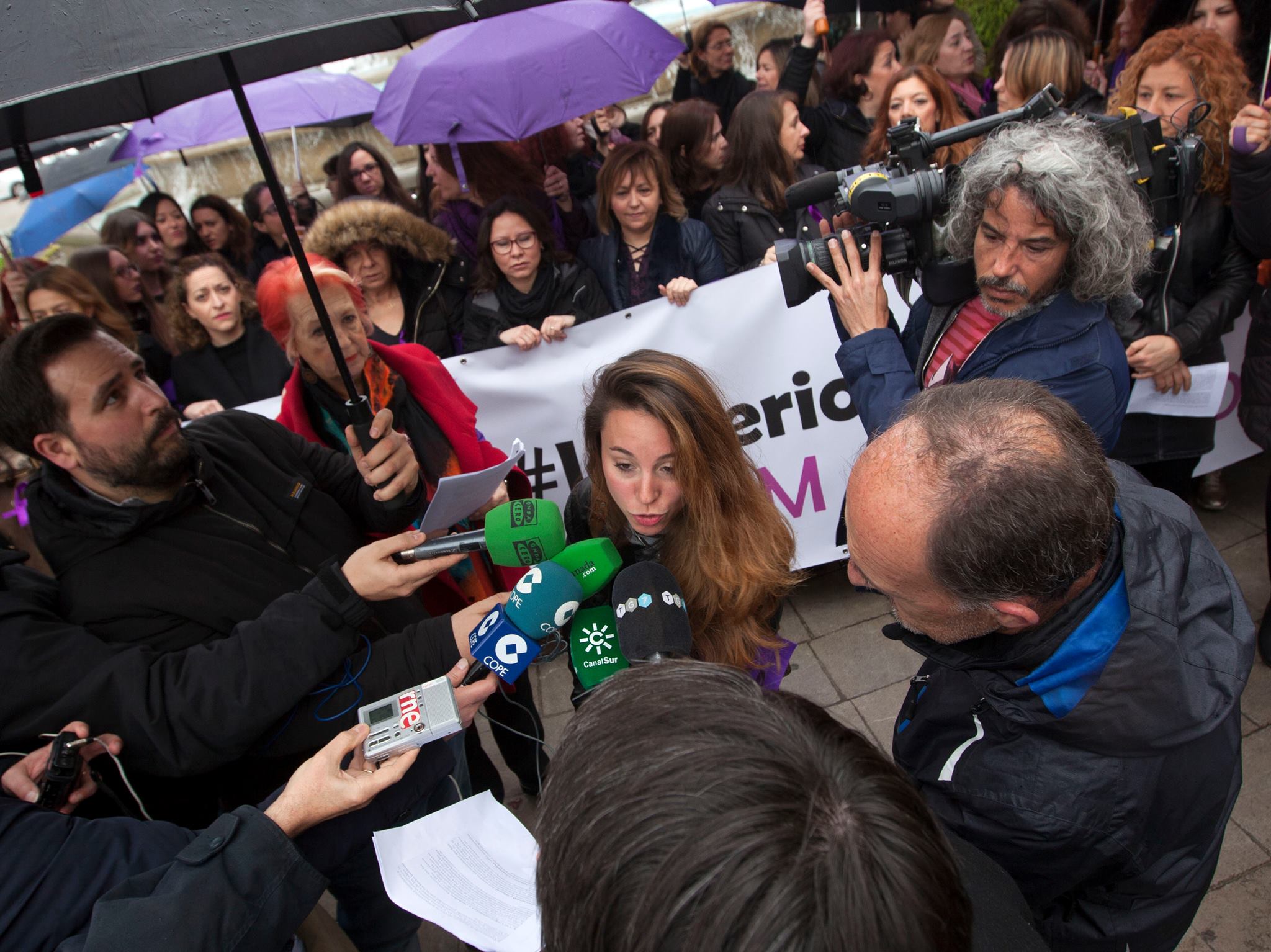 Un centenar de mujeres periodistas se han concentrado hoy en Granada para dar lectura a un manifiesto nacional suscrito por más de 7.000 profesionales del sector en el que denuncian situaciones que afectan a éste y otros colectivos como la precariedad, la inseguridad laboral o la brecha salarial. Durante la concentración, presidida por una pancarta con el lema 'Las periodistas paramos', han sido varias las profesionales que han dado lectura al escrito, entre ellas la periodista Rosa María Calaf 