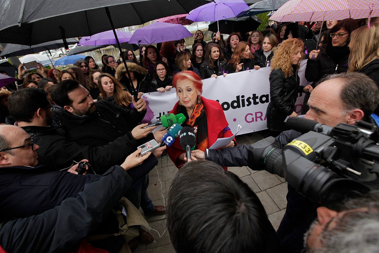 Un centenar de mujeres periodistas se han concentrado hoy en Granada para dar lectura a un manifiesto nacional suscrito por más de 7.000 profesionales del sector en el que denuncian situaciones que afectan a éste y otros colectivos como la precariedad, la inseguridad laboral o la brecha salarial. Durante la concentración, presidida por una pancarta con el lema 'Las periodistas paramos', han sido varias las profesionales que han dado lectura al escrito, entre ellas la periodista Rosa María Calaf 