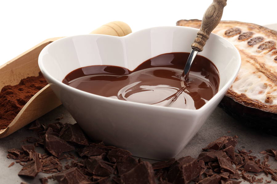 Según estudios recientes, la aparición o el empeoramiento del acné está relacionado con el consumo de chocolate y la culpa no es del azúcar